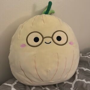 Onion squishmallow (name: Isolde)